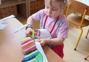 Dziewczynka wycina pomalowaną przez siebie skarpetkę