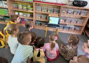Dzieci podczas oglądania bajki edukacyjnej o skarpetce Fredzi