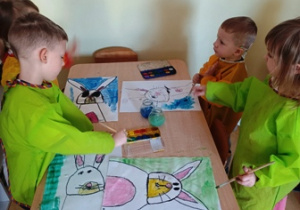 Dzieci w trakcie malowania zajączków wielkanocnych