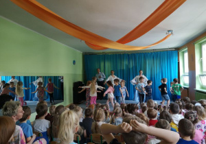 Dzieci tańczą Poloneza z tancerkami