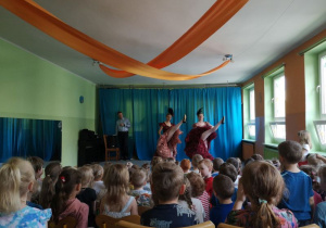 Dzieci oglądają taniec
