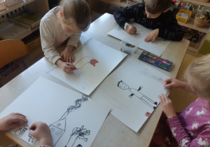 Dzieci wykonują prace plastyczne o tematyce zanieczyszczonego środowiska