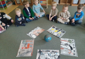 Dzieci prezentują i omawiają swoje prace plastyczne