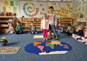 Chłopiec i dziewczynka ułożyło kontynent na mapie świata