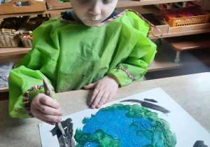 Wojtek maluje Ziemię farbami
