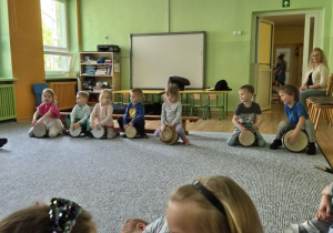 Dzieci grają na bębnach