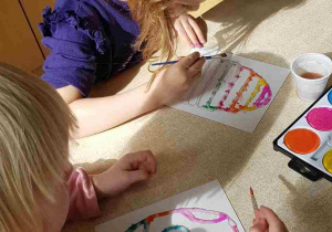 Dziewczynki kolorują pisanki z soli