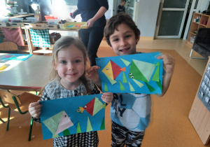 Dzieci prezentują prace wykonaną z trójkątów