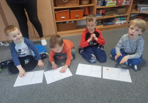 Dzieci rozpoznają figury geometryczne