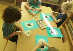 Dzieci starsze przy stoliku w czasie wykonywania pracy plastycznej pt. "Baranek"
