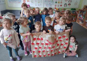 Dzieci pozują do zdjęcia z wykonanym przez siebie plakatem pt. "Nasza Polska"
