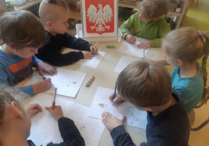 Dzieci rysują godło Polski