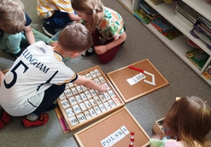 Dzieci w trakcie pracy z ruchomym alfabetem
