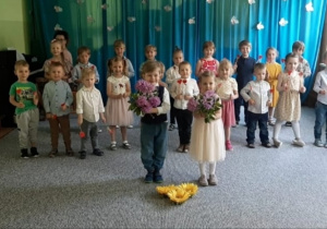 Dzieci śpiewają i przesyłają bukiet kwiatów kochanym Rodzicom