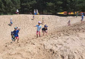 Dzieci bawią się w ogromnej piaskownicy