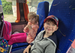 Chłopiec i dziewczynka siedzą w autokarze, jadąc na wycieczkę