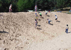 Dzieci bawią na górze z piachu