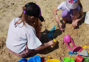 Dziewczynki bawią się w piasku