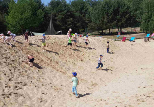 Dzieci podczas zabawy w ogromnej piaskownicy