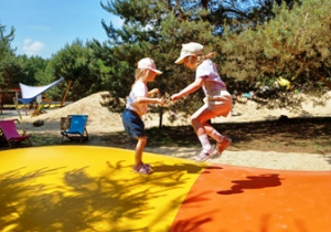 Dziewczynki na kolorowej trampolinie