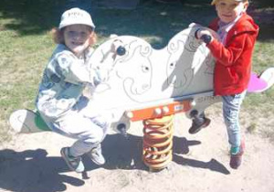Tadzio i Brunon w czasie zabawy na huśtawce w ogrodzie przedszkolnym