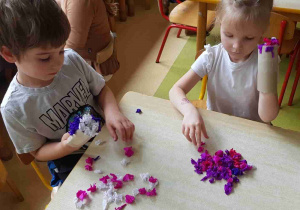 Dzieci robią hiacynty z rolki papierowej