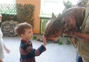 Tytus wita się z małym dinozaurem