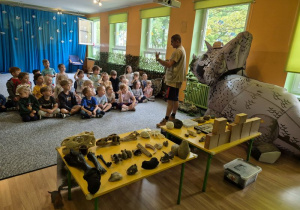 Dzieci uczestniczą w zajęciach o dinozaurach