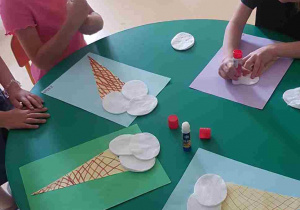 Dzieci przyklejają kulki lodów z wacików kosmetycznych