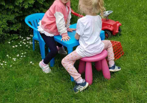 Dziewczynki podczas zabawy w ogrodzie