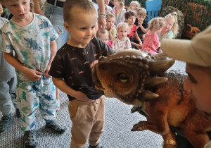 Marcel w czasie warsztatów o dinozaurach