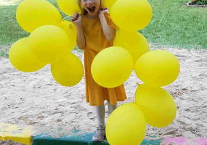 Dziewczynka z żółtymi balonami