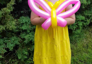 Dziewczynka z balonowym motylem