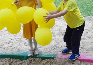 Dzieci z żółtymi balonami