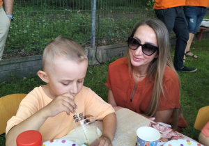 Bruno z mamą podczas pikniku
