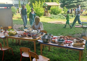 Stoły piknikowe przygotowane przez rodziców