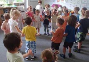 Dzieci podczas urodzin tańczą na dywanie do zabawy ruchowej