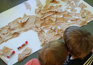 Dzieci wyklejają papierową jabłonkę