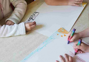 Dzieci rysują w parach wspomnienia z wycieczki do Sadów Klemensa