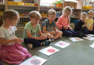 Dzieci kreślą w rytm muzyki kolorowe jabłuszka