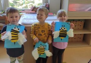 Dzieci prezentują swoje pszczółki