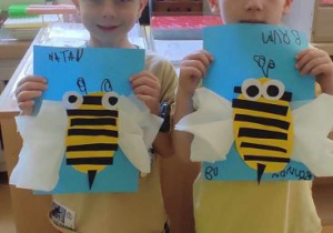 Chłopcy pozują do zdjęcia ze swoimi pszczołami
