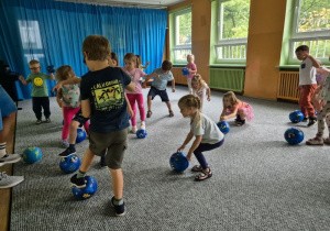 Dzieci podczas zabaw ruchowych z piłkami