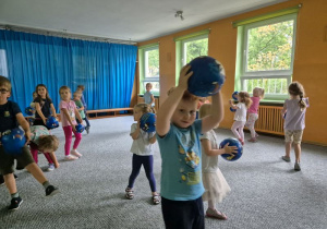 Dzieci podczas zabaw ruchowych z piłkami