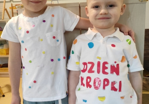 Chłopcy w kropkowych strojach