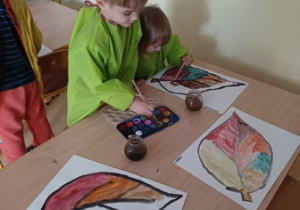 Dzieci malują farbami akwarelowymi