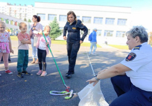 Dziewczynka wkłada pluszowego węża do worka