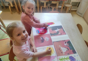 Dziewczynki wykonują wspólny plakat związany z działalnością i metodami nauczania stosowanych przez M. Montessori