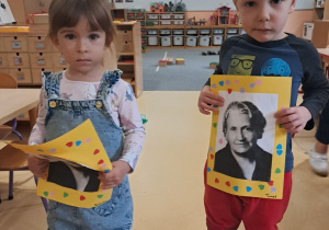 Natalka i Tymek prezentują portret M. Montessori