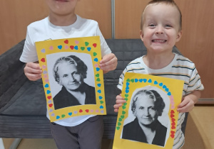 Antoś i Marcel prezentują portret M. Montessori